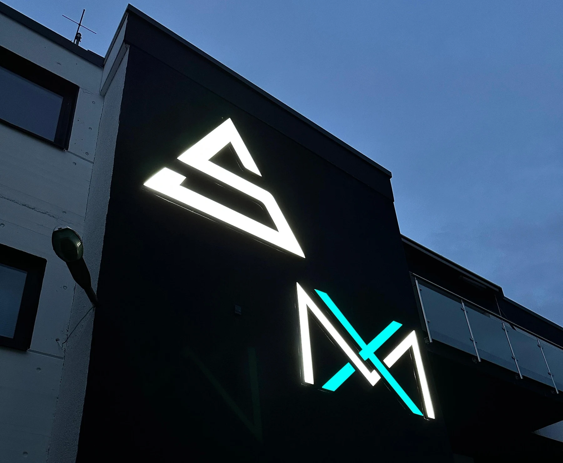 XM: 3D Profilbuchstaben an einer Fassade in Ulm