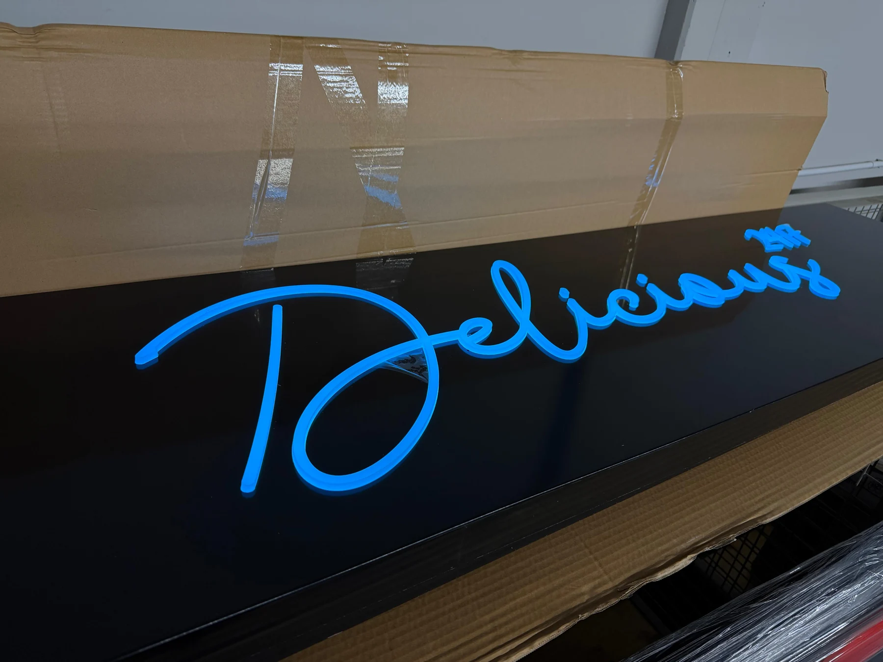 LED-Werbeanlage für Delicious 24/7 in München