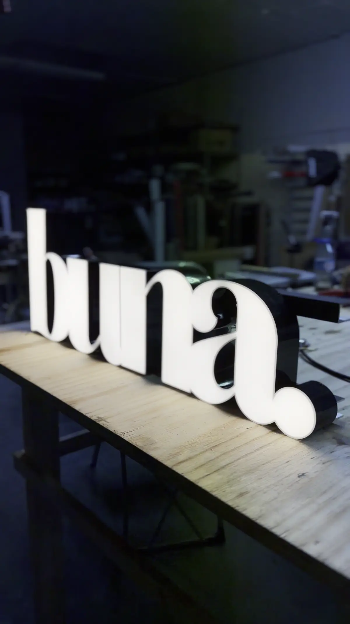 Buna: frontleuchtende Profilbuchstaben vor der Auslieferung