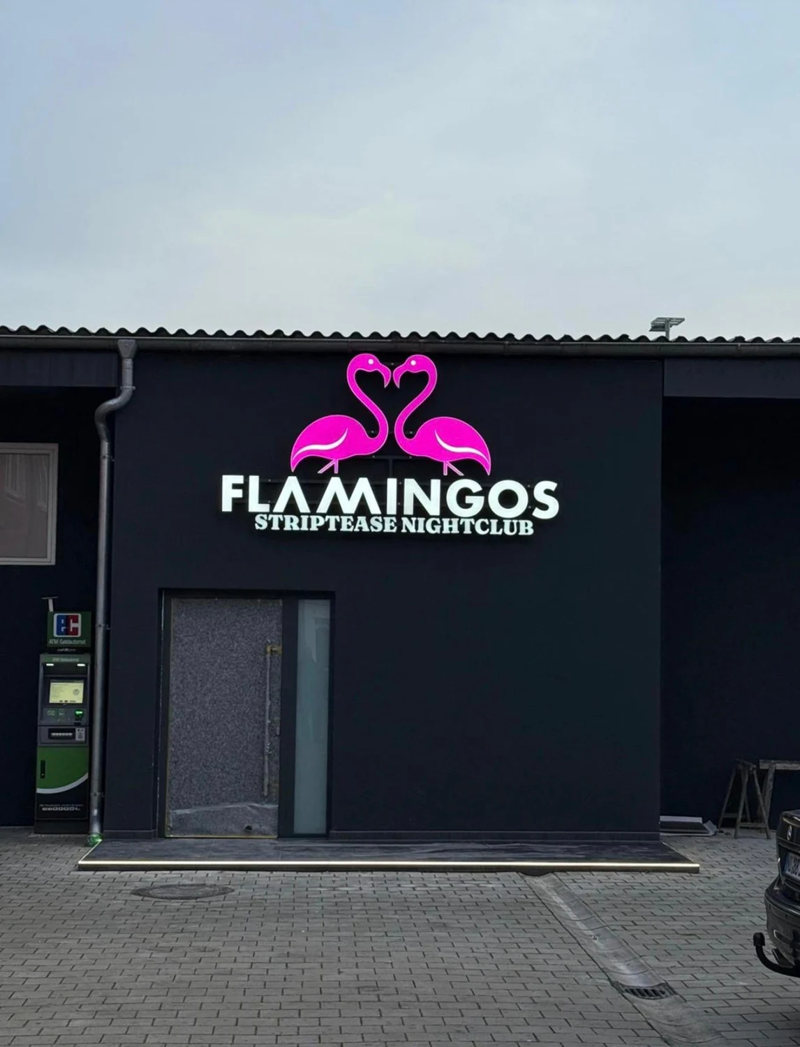 LED-Neon-Schriftzug an der Fassade der Flamingos Bar in Ulm