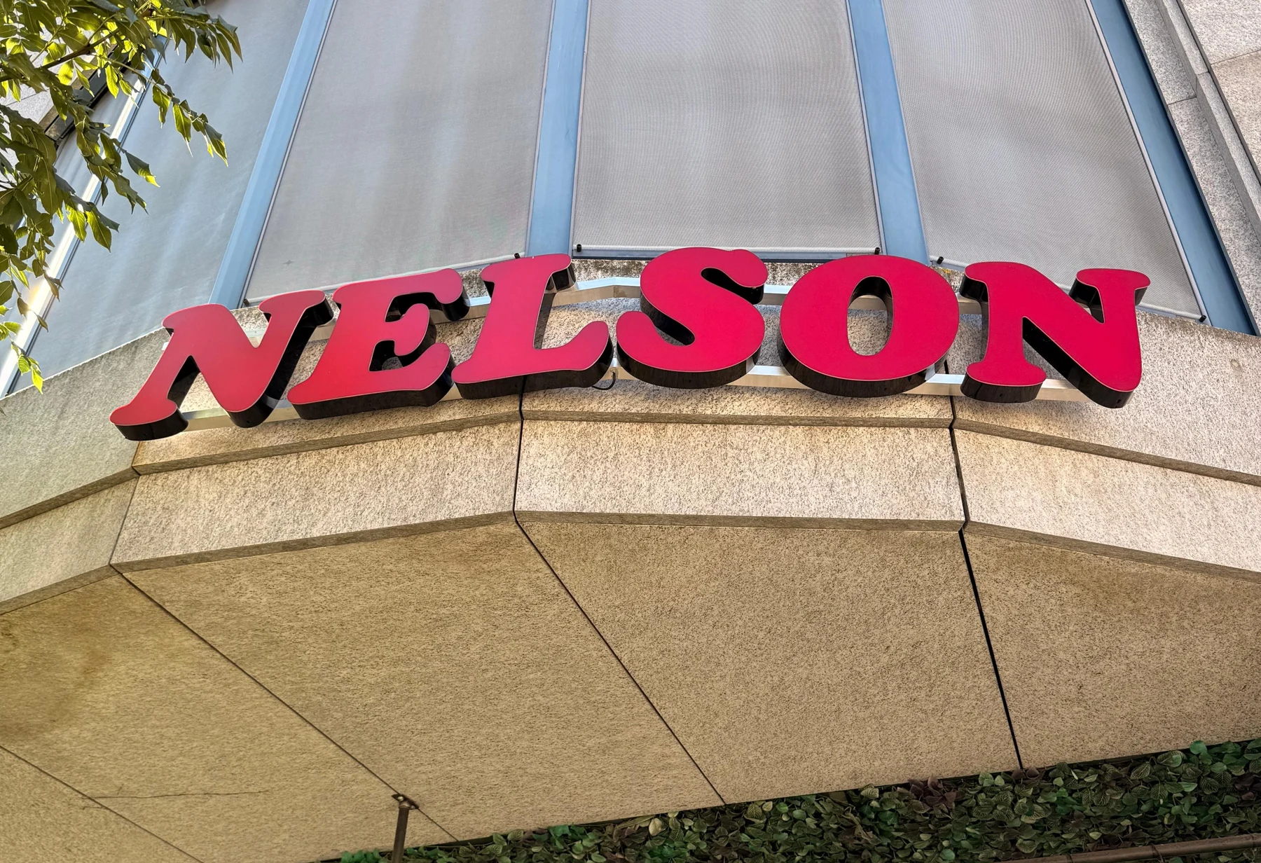 Nelson in Winterthur, Leuchtreklame von Leuchtcenter.de